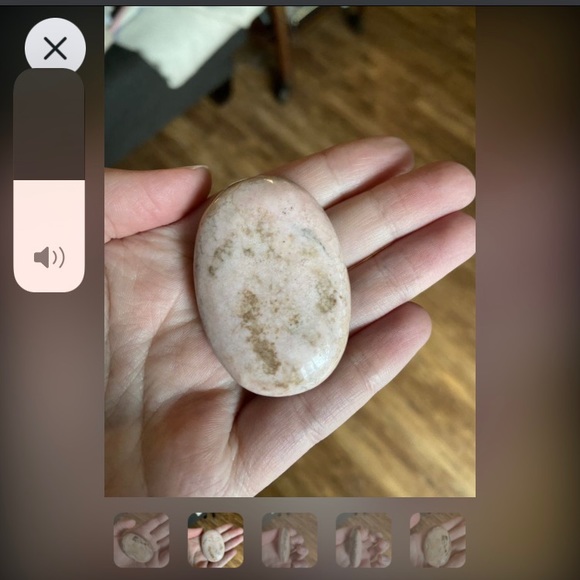 Rhodochrosite crystal palm stone - Picture 2 of 5